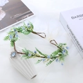 Corona di fiori stile foresta con ciondolo in cristallo blu e foglie verdi - Blu