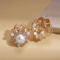 Detailansicht goldener Vintage-Blumenohrringe mit Perlen und funkelnden Strasssteinen - Ohrclip - Gold