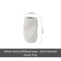 Vase court en céramique blanche avec texture ondulée au style nordique épuré - Danse du Bambou Petit (Blanc) 10*10*20CM