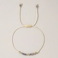 Bracciale intrecciato a mano con perle di pietra di luna grigia e dettagli oro crema - Dicembre-Tanzanite