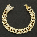 Primer plano detallado de la pulsera de eslabones cubanos dorada con diamantes y esmalte - Dorado (Luminoso)