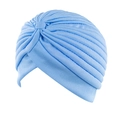Modische hellblaue Turbanmütze für Damen mit Falten aus weicher Strickbaumwolle - Einheitsgröße / Hellblau