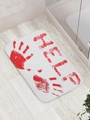 Dettaglio del tappeto da bagno in finto cashmere con impronta di mano insanguinata e scritta HELP - 40x60cm / Fantasia Halloween 3-HELP