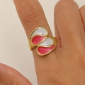 Bague plaquée or 18K avec détails en émail rouge et blanc sur un doigt féminin - Style Croix Goutte Rouge Blanc (8609)