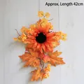 Herbstlicher Sonnenblumenkranz mit Ahornblättern und Beeren auf grauem Holz, 42cm lang - Sizilianische Sonnenblume (Stil B) / 42cm