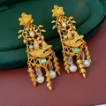 Vista macro de pendientes vintage con piedras de colores y borlas de perlas - Estilo de Pin de Plata con Espiga de Trigo Perla y Borla / Dorado