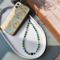 Cinturino per telefono con perline verdi e custodia floreale su vassoio bianco - Cuore Verde Iridescente