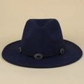 Detail eines dunkelblauen Wollfilzhutes mit schwarzem Band und silbernen Metallverzierungen - M (56-58cm) / Navyblau (Schwarzes Seil)