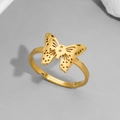 Dettaglio di anello a farfalla traforato regolabile in finitura dorata con design chic - Aperto Regolabile / Stile Farfalla (274 Oro)
