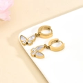 Gouden vlinder oorbellen met wit parelmoer en diamanten tegen roze bloemen - Goud (G606)