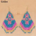 Boho-Ohrringe mit blauen und rosa Perlen, Rautenmuster und Quasten in Gold-Optik - Blau/Rosarot/Goldgelb