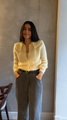 Dettagli del cardigan in maglia gialla con ampio colletto a bavero e bottoni di perle - S / Giallo chiaro