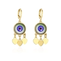 Detail von goldenen Evil Eye Ohrringen mit blauer Iris und drei hängenden goldenen Herzen - Lila/Dunkelblaues böser Blick