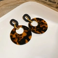 Dettaglio orecchini a cerchio in resina leopardata su vassoio in ceramica bianca chic - 8# Tartarugato Rotondo Cavo (Perno in Argento - Caffè Scuro)