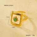 Vue détaillée bague en acier doré avec pierre verte et dimensions de l'article - Style Pierre Verte Carrée (NMSR-G156-4) / Doré