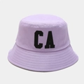 Détail du chapeau bob violet en coton avec imprimé CA noir et coutures renforcées au bord - M (56-58cm) / Mauve Clair