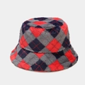 Dettaglio del cappello alla pescatora invernale con trama in peluche a quadri colorati - Quadri Rossi e Grigi