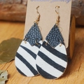 Vue détaillée des boucles d'oreilles en cuir motif vache noir et blanc avec crochets dorés - Style d'Épissage Zèbre Noir Blanc (9)