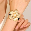 Bracciale a polsino vintage a fiore in metallo dorato con perla e cinturino nero - Bracciale con perle e fiori (4435)