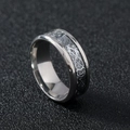 Primer plano detallado del grabado de patrón de dragón en anillo de acero inoxidable plata - US 9 / Color Acero Completo