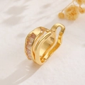 Makroaufnahme von vergoldetem Wellenring mit rechteckiger Zirkonia-Reihe im Detail - Einreihiger Zirkon-Stil (G-458)
