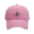 Gros plan d'une casquette de baseball en coton délavé rose avec broderie d'abeille fine - Réglable / Rose