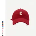 Detalle de gorra de béisbol de algodón rojo oscuro con letra C bordada en toalla blanca - Ajustable / Burdeos