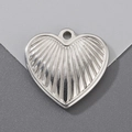 Vue macro détaillée d'un pendentif cœur argenté avec texture striée radiale unique - Cœur à Texture Radiale Argenté (Couleur Acier KLJ8694-Z)