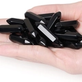 Poliertes schwarzes Obsidian-Doppelspitz-Hexagon-Kristall in der Hand gehalten - Schwarzer Achat