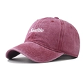 Dettaglio del ricamo Seattle bianco su un cappellino da baseball in cotone bordeaux - Rosso Vino (Ricamo Seattle)