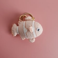 Porte-clés poisson-clown fait main en crochet rose et blanc avec anneau doré - Poisson-clown Rose