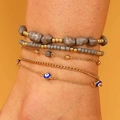 Detalle de set de cinco pulseras bohemias con cuentas de piedra gris y amuleto ojo turco - Gris (02 KC Gold)