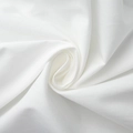 Détail du tissu en coton blanc montrant la texture douce et le drapé en spirale fluide - S / Mixed Color Style