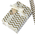Carta regalo a righe chevron dorate con nastro Love is Eternal e cartellino - 50x70cm / Oro