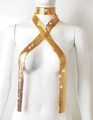 Detail van een sprankelende gouden lovertjes metalen mesh lichaamsketting op een mannequin - Goud Aluminium Pailletten