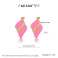 Detail van golvende roze emaille en 18K goud vergulde roestvrijstalen oorbellen van 37x21mm - Roze