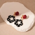 Dettaglio orecchini vintage a fiore con perle rosse e pois bianchi e neri su pietra - Orecchini a Clip a Fiore a Pois