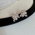 Silver stud earrings featuring light purple pearls and sparkling floral crystal accents - Silver Art Pearl Style (Silver Pin)
