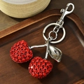 Llavero de plata brillante con dos cerezas de diamantes de imitación rojos en madera - Cereza con diamantes de imitación rojo plateado