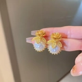 Orecchini vintage a rosa dorata con perle finte irregolari e dettagli di perline oro - 34# Perno d'argento - Fiore Plissettato con Perla Dorata