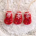 Set di 3 mini calze di Natale in feltro di lana rosso con ricami e cordini di canapa - Calze rosse-3 Pezzi
