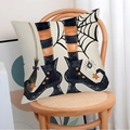 Halloween kussensloop met heksenlaarzen en spinnenweb op een houten stoel - Heksenbenen Patroon