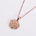 Collana a clavicola in oro rosa con pendente a fiore di camelia traforato e satinato su catena - Oro rosa