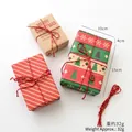Tre scatole regalo natalizie in rosso, verde e kraft con nastri in corda di cotone - Alfabeto Inglese (Set da 3)