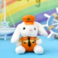 Detail des Plüschhasen in orangefarbener Feuerwehruniform mit 119-Abzeichen. - Silberner Hummerverschluss / Weiß (Feuerwehr-Hase) / 14cm