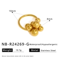 Détail macro de la bague en acier doré avec perles sphériques et diamètre interne 18mm - US 7 / Style de grappe de grandes boules dorées (NB-R24269-G)
