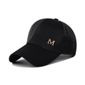 Berretto da baseball classico in velluto nero con logo M in metallo dorato sul lato - Regolabile / Nero