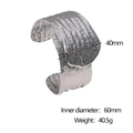 Detail eines 40mm breiten Edelstahl-C-Armreifs mit strukturierter Oberfläche in Silber - Stahlfarbe