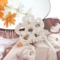 Pince à cheveux fleur blanc perle élégante avec strass colorés et finition acétate - Blanc Sirène