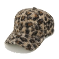 Detailaufnahme der Leopardenmuster-Struktur auf einer flauschigen Teddy-Baseballcap - Brauner Leopardenstil (B)